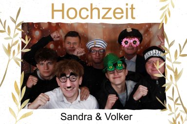 Eine Gruppe von Freunden bei der Hochzeit von Sandra & Volker in lustigen Verkleidungen, festgehalten durch die Fotobox