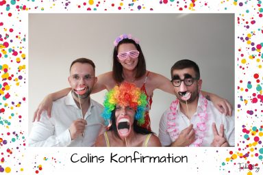 Vier Gäste mit bunten Requisiten und lustigen Masken posieren bei Colins Konfirmation, aufgenommen mit Fotobox.