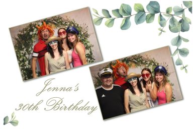 Gruppe von vier Freunden posiert mit lustigen Hüten und Brillen bei Jennas 30. Geburtstag, aufgenommen mit Fotobox.