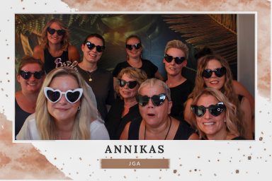 Gruppe von Frauen mit Sonnenbrillen posiert bei Annikas Junggesellinnenabschied, aufgenommen mit Fotobox.