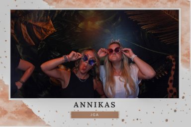 Zwei Frauen posieren mit Sonnenbrillen bei Annikas Junggesellinnenabschied, aufgenommen mit Fotobox.