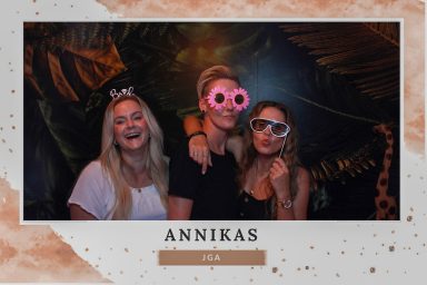 Drei Frauen posieren mit Sonnenbrillen und Requisiten bei Annikas Junggesellinnenabschied, aufgenommen mit Fotobox.