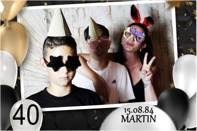 Gäste posieren mit Partyhüten und lustigen Brillen bei Martins 40. Geburtstag, aufgenommen mit Fotobox.