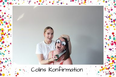 Zwei Gäste posieren mit lustigen Requisiten bei Colins Konfirmation, aufgenommen mit Fotobox.