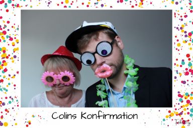 Zwei Gäste mit lustigen Brillen und Hüten posieren bei Colins Konfirmation, aufgenommen mit Fotobox.