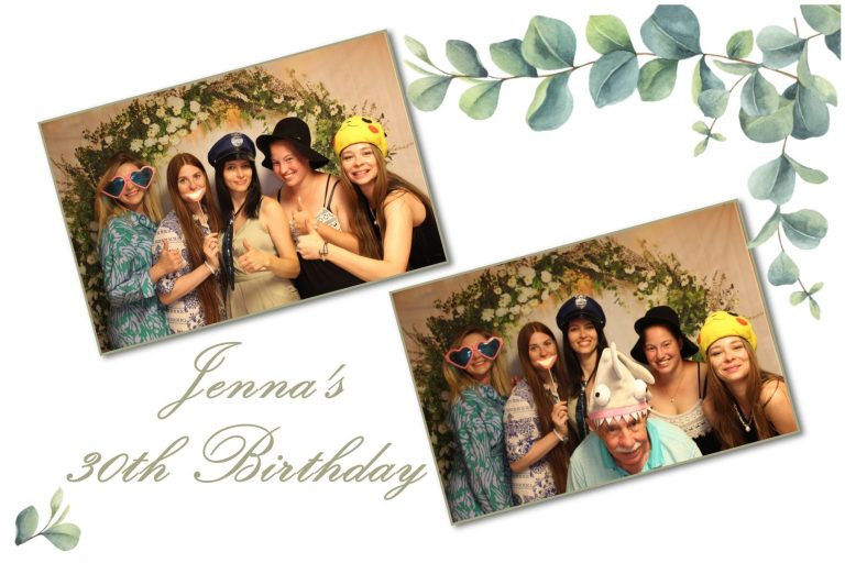 Gruppe von Gästen posiert mit Fotobox-Requisiten bei Jennas 30. Geburtstag vor einer Blumenwand