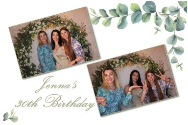 Drei Freundinnen posieren vor einem Blumenhintergrund bei Jennas 30. Geburtstag, aufgenommen mit Fotobox.